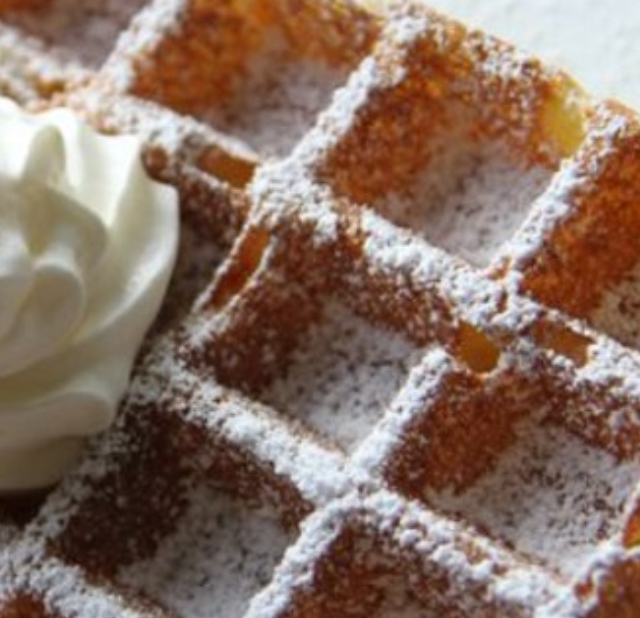 Gaufre au Sucre + Chocolat + Chantilly + Glace Vanille (copie)